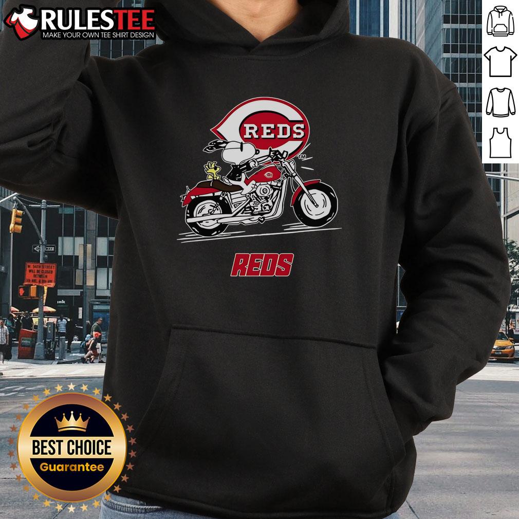 Awesome Snoopy And Woodstock Driving Motorbike Cincinnati Reds Hoodie Alt Text: Awesome Snoopy and Woodstock driving motorbike on Cincinnati Reds hoodie, perfect for fans and casual wear.
