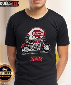 Awesome Snoopy and Woodstock driving motorbike on Cincinnati Reds T-Shirt, perfect for fans and collectors.