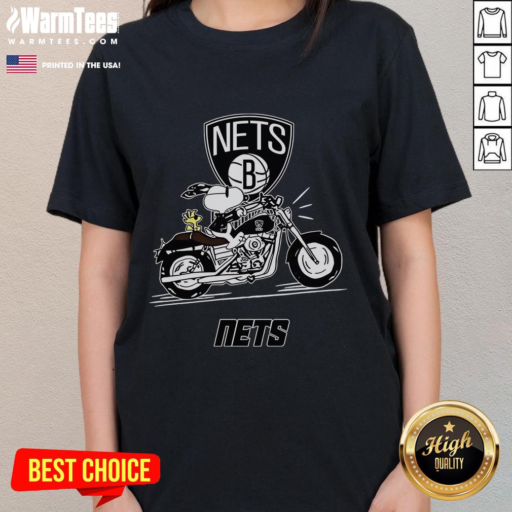 Good Snoopy And Woodstock Driving Motorbike Brooklyn Nets Ladies Tee Alt Text: Snoopy and Woodstock driving a motorbike on Brooklyn Nets ladies tee, perfect for fans and stylish comfort.