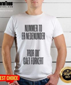 Alt Text: Nice Tessa Nummer To Er Nedenumder Tror Du Gaet Forkert T-Shirt featuring a stylish design and vibrant colors.