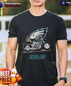 Original Snoopy and Woodstock on a motorbike Philadelphia Eagles T-Shirt, perfect for fans and collectors.