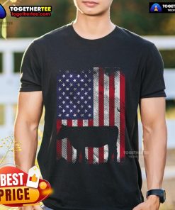 Vintage American flag cow graphic on a patriotic farmer T-shirt, perfect for animal lovers and July 4th celebrations.