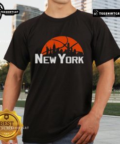 Premium New York Knicks Cityscape Skyline Style 2025 T-Shirt featuring vibrant skyline graphics and team colors.