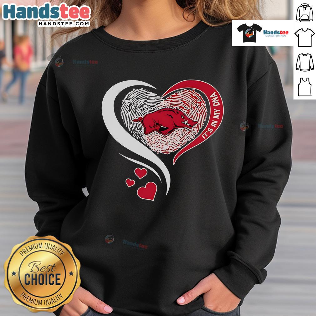 Nice Fingerprint Heart It'S In My Dna Arkansas Razorbacks Sweatshirt Arkansas Razorbacks sweatshirt featuring a fingerprint heart design, showcasing school spirit and unique style.