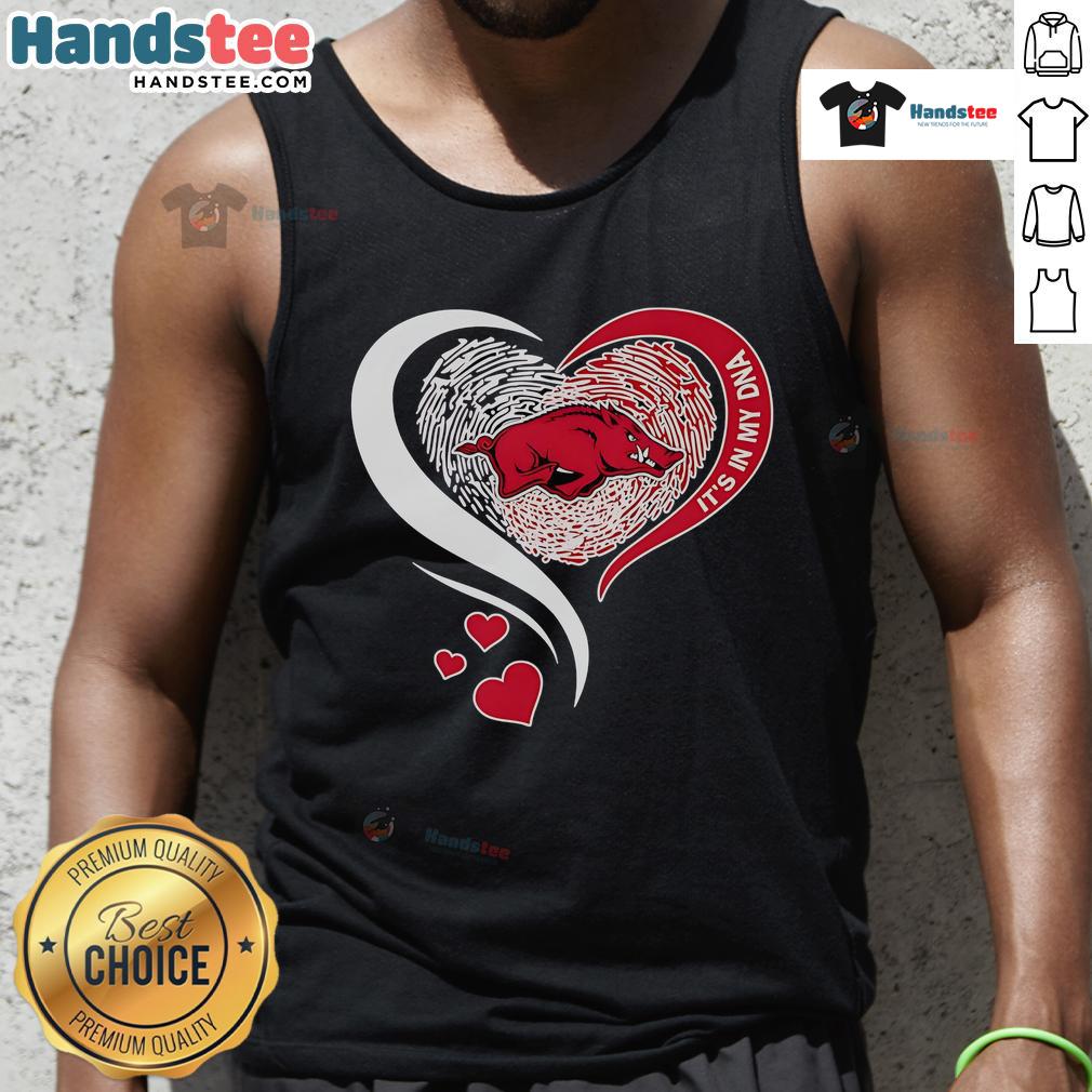 Nice Fingerprint Heart It'S In My Dna Arkansas Razorbacks Tank Top Arkansas Razorbacks tank top featuring a fingerprint heart design, showcasing team spirit and personal connection.