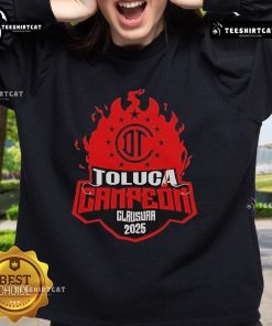Alt Text: Official Toluca Campeon Clausura 2025 sweatshirt featuring team logo and vibrant colors, perfect for fans.