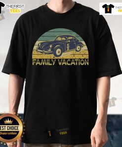 Alt Text: Premium vintage retro family vacation t-shirt featuring an old classic car, perfect for nostalgic travel lovers.