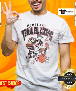 Vintage 2000s Looney Tunes Portland Trail Blazers NBA basketball T-shirt featuring iconic cartoon characters.