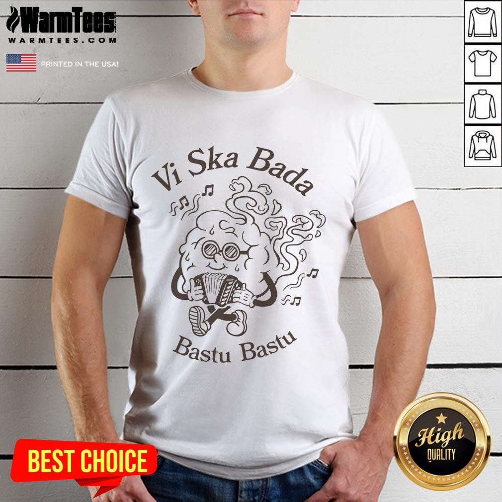 Official Vi Ska Bada Bastu Bastu T Shirt Alt Text: Official Vi Ska Bada Bastu Bastu T-Shirt featuring a stylish design for sauna enthusiasts and lovers of Nordic culture.
