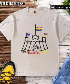 Top-Dem-Deutschen-Zirkus-Washed-T-Shirt featuring a vintage circus design in vibrant colors on a relaxed fit tee.