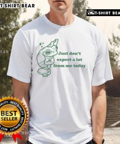 Frog T-shirt with 'Top Just Dont Expect A Lot From Me Today' slogan, perfect for casual wear and humor lovers.
