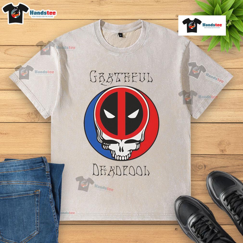 Funny Grateful Deadpool Skull Logo Washed T Shirt Alt Text: Funny Grateful Deadpool skull logo on a washed t-shirt, perfect for fans of quirky superhero merchandise.