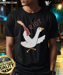 Funny Riot Goose T-Shirt featuring a humorous graphic of a rebellious goose, perfect for animal lovers and quirky fashion.