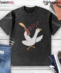 Funny Riot Goose washed t-shirt featuring a cartoon goose in a humorous pose, perfect for casual wear and comedy lovers.