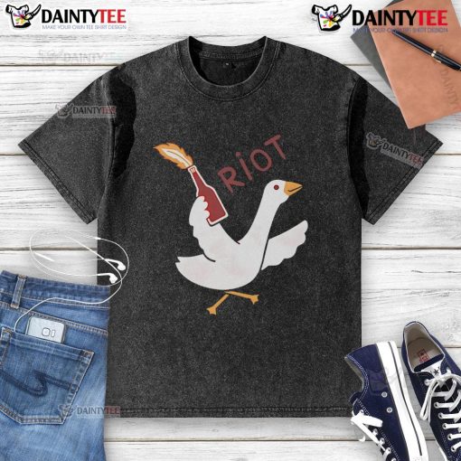 Funny Riot Goose washed t-shirt featuring a cartoon goose in a humorous pose, perfect for casual wear and comedy lovers.