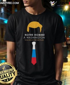 Hot Notre Homme Washington Trump Dans La Main Des Russes T-Shirt featuring a bold graphic of Trump and Russian elements.