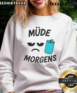 Cozy Nice Mude Morgens sweatshirt displayed on a wooden background, perfect for casual wear and chilly mornings.
