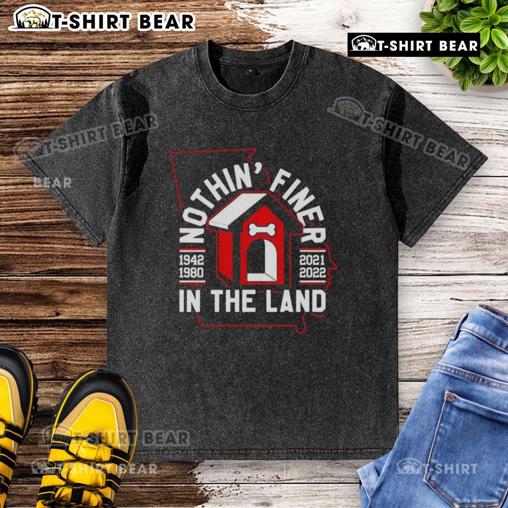 Nice Nothin’ Finer In The Land Georgia Bulldogs Football Washed T Shirt Alt Text: Georgia Bulldogs football washed t-shirt featuring Nothin' Finer in the Land design, perfect for fans and casual wear.