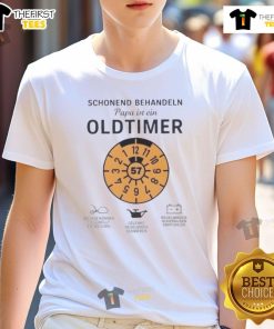 Alt Text: Vintage 'Papa Ist Ein Oldtimer' T-Shirt featuring a classic car design, perfect for car enthusiasts and dads.