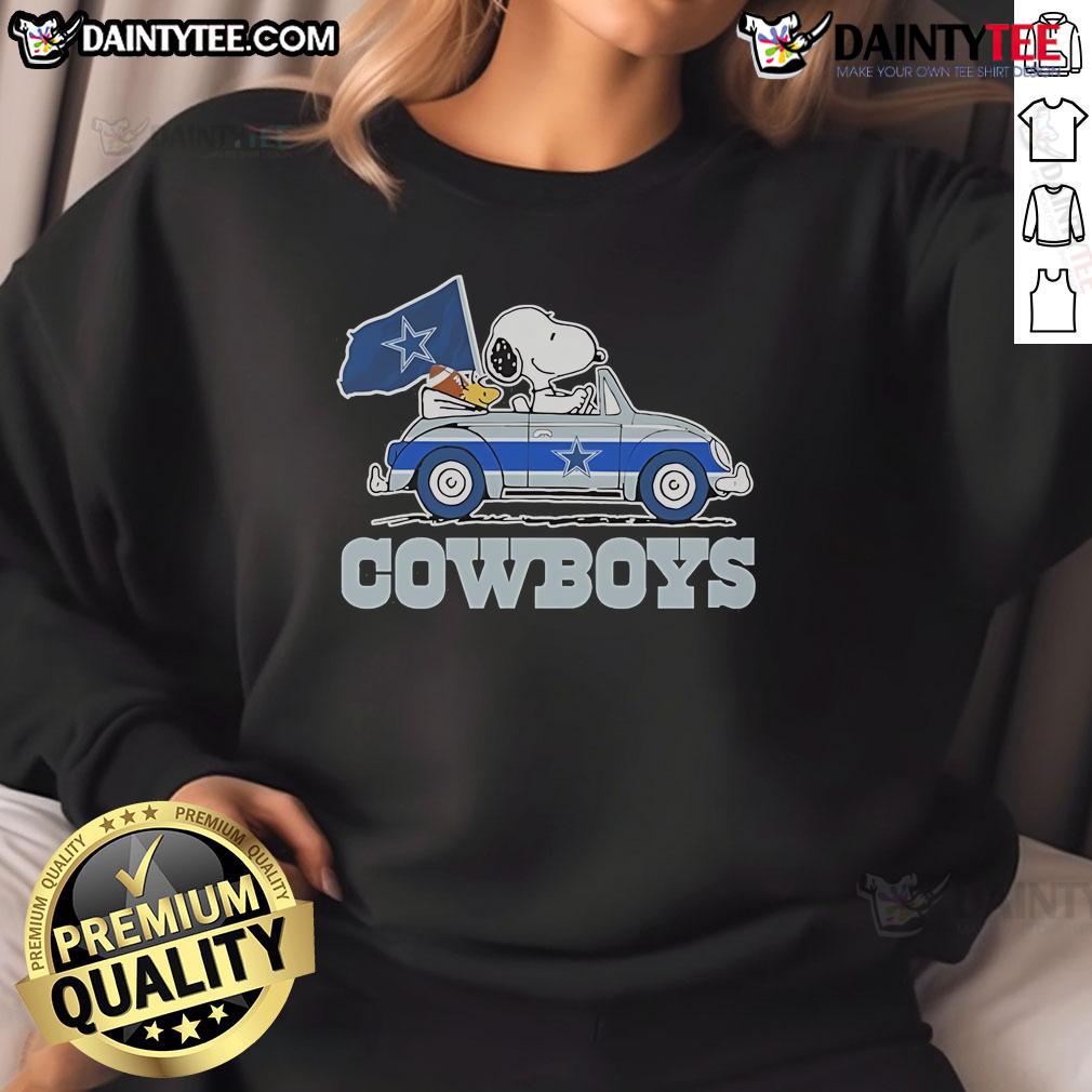 Official 2025 Snoopy And Woodstock Car Logo Cowboys Sweatshirt Alt Text: Official 2025 Snoopy and Woodstock car logo sweatshirt featuring a cowboy theme, perfect for Peanuts fans.