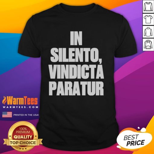 Official In Silento Vindicta Paratur T-Shirt featuring a bold design, perfect for fans of the phrase and stylish apparel.