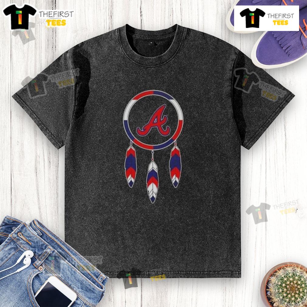 Official Native American Indians X Atlanta Braves Baseball Washed T Shirt Alt Text: Official Native American Indians X Atlanta Braves baseball washed t-shirt featuring vibrant team graphics and logo.