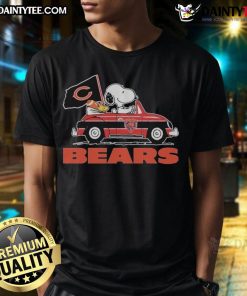 Official Snoopy and Woodstock driving a car on a Chicago Bears T-Shirt, showcasing team spirit and playful design.