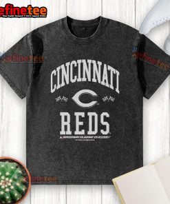 Premium Cincinnati Reds 2025 MLB Speedway Classic Flag Arch Washed T-Shirt featuring vibrant team colors and logo design.