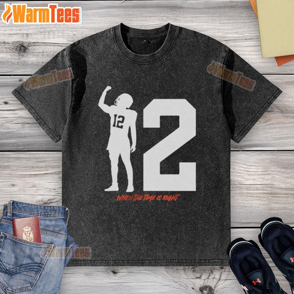 Top Shedeur Sanders When The Time Is Right Washed T Shirt Alt Text: Top Shedeur Sanders When The Time Is Right washed t-shirt featuring a stylish design for casual wear.