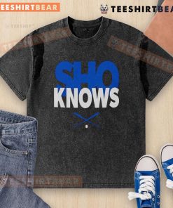 Top Shohei Ohtani shirt featuring 'Sho Knows' design, perfect for Los Angeles Dodgers fans. Casual and stylish apparel.