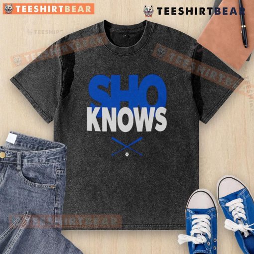 Top Shohei Ohtani shirt featuring 'Sho Knows' design, perfect for Los Angeles Dodgers fans. Casual and stylish apparel.
