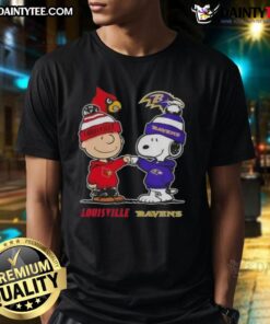 Awesome Snoopy and Charlie Brown Louisville Cardinals vs Baltimore Ravens T-Shirt featuring iconic cartoon characters.