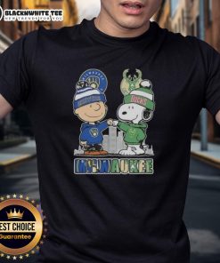 Awesome Snoopy and Charlie Brown Milwaukee Sports Brewers x Bucks skyline t-shirt featuring iconic characters and city skyline.