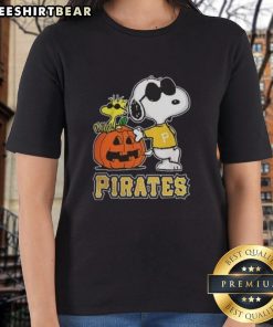 Awesome Snoopy Pittsburgh Pirates MLB pumpkin Halloween Peanuts cartoon 2025 ladies tee featuring Snoopy in a festive design.