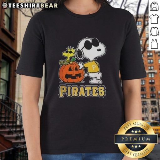 Awesome Snoopy Pittsburgh Pirates MLB pumpkin Halloween Peanuts cartoon 2025 ladies tee featuring Snoopy in a festive design.