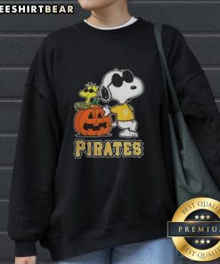 Awesome Snoopy Pittsburgh Pirates MLB pumpkin Halloween sweatshirt featuring Peanuts cartoon design for 2025.