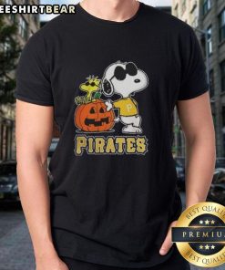 Awesome Snoopy Pittsburgh Pirates MLB pumpkin Halloween Peanuts cartoon t-shirt design for 2025 festivities.