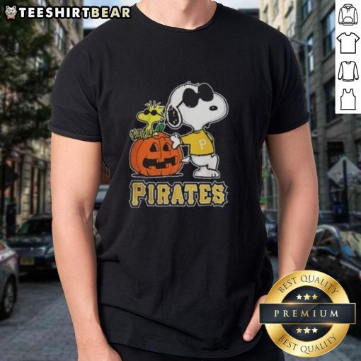 Awesome Snoopy Pittsburgh Pirates MLB pumpkin Halloween Peanuts cartoon t-shirt design for 2025 festivities.