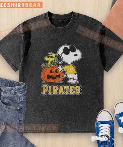 Awesome Snoopy Pittsburgh Pirates MLB pumpkin Halloween Peanuts cartoon on a 2025 washed t-shirt design.