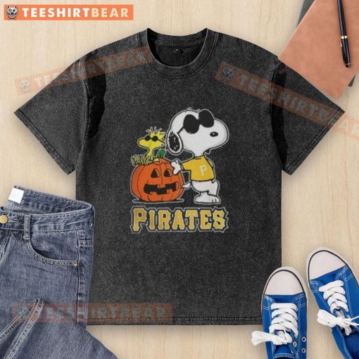 Awesome Snoopy Pittsburgh Pirates MLB pumpkin Halloween Peanuts cartoon on a 2025 washed t-shirt design.