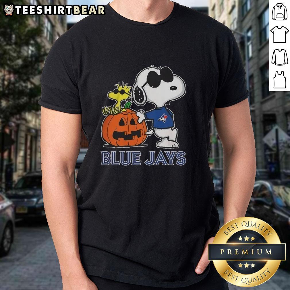Awesome Snoopy Toronto Blue Jays MLB Pumpkin Halloween Peanuts Cartoon 2025 T-Shirt Awesome Snoopy Toronto Blue Jays MLB pumpkin Halloween Peanuts cartoon t-shirt for 2025, perfect for baseball fans.