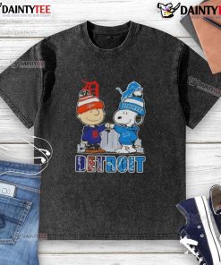 Awesome Snoopy x Charlie Brown Detroit Sports Tigers x Lions skyline washed t-shirt featuring iconic cartoon characters.