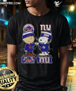 Alt Text: Awesome Snoopy X Charlie Brown New York Mets X Giants skyline t-shirt featuring iconic cartoon characters in sports theme.