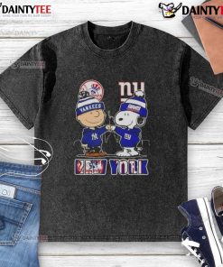 Awesome Snoopy x Charlie Brown New York sports Yankees x Giants skyline washed t-shirt featuring iconic characters.
