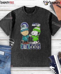 Awesome Snoopy X Charlie Brown Seattle Sports Mariners X Seahawks Skyline washed t-shirt featuring iconic characters.