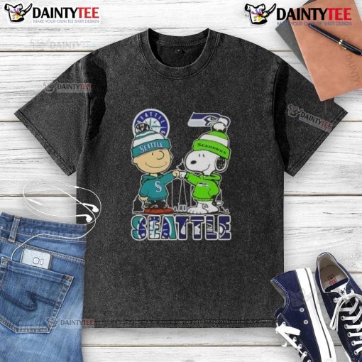 Awesome Snoopy X Charlie Brown Seattle Sports Mariners X Seahawks Skyline washed t-shirt featuring iconic characters.