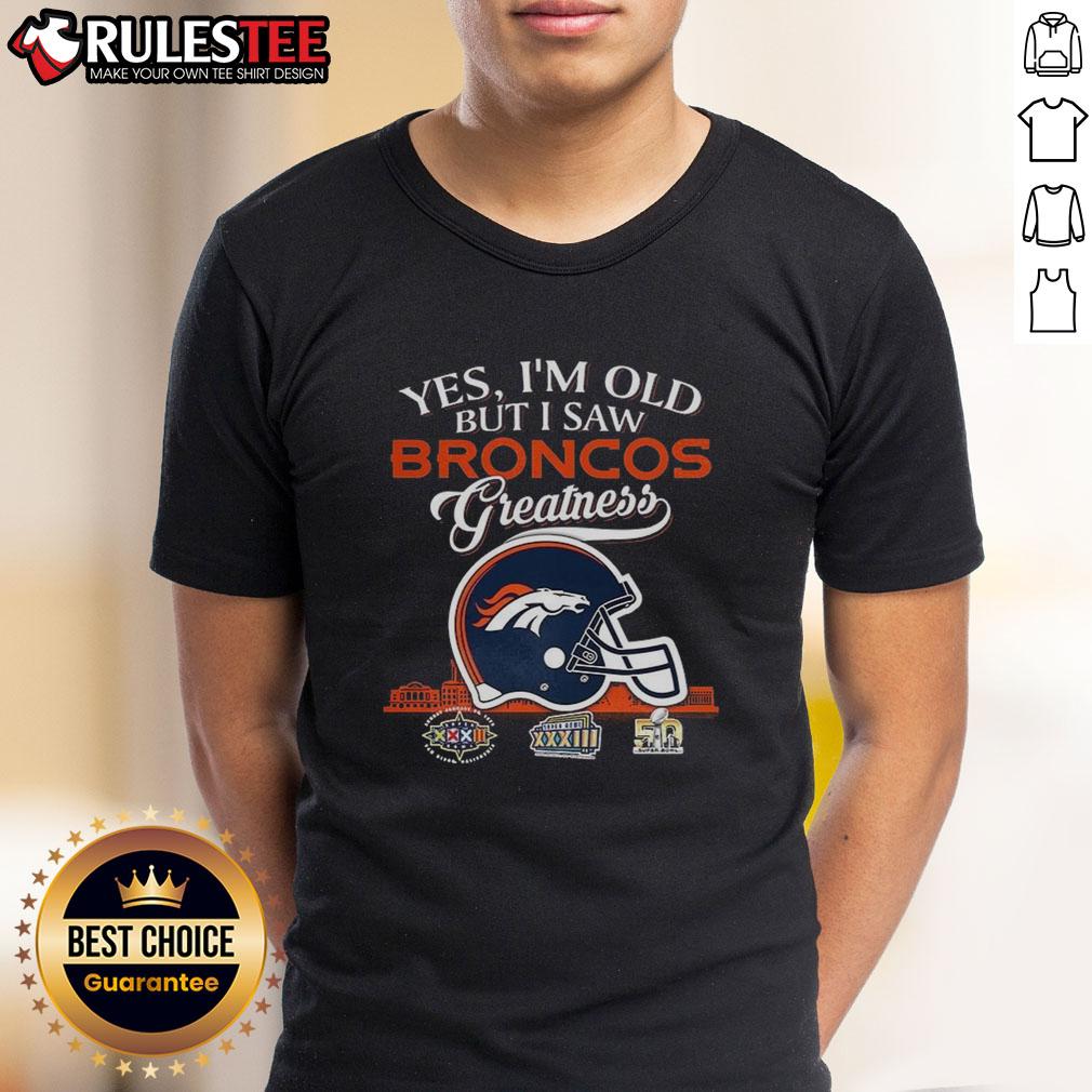 Awesome Yes I'm Old But I Saw Denver Broncos Greatness Super Bowl Helmet Skyline T-Shirt Alt Text: Denver Broncos greatness t-shirt featuring a Super Bowl helmet and skyline design, perfect for proud fans.