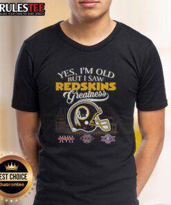 Awesome Yes I'm Old But I Love Washington Redskins Super Bowl Helmet Skyline T-Shirt showcasing team pride and vintage style.