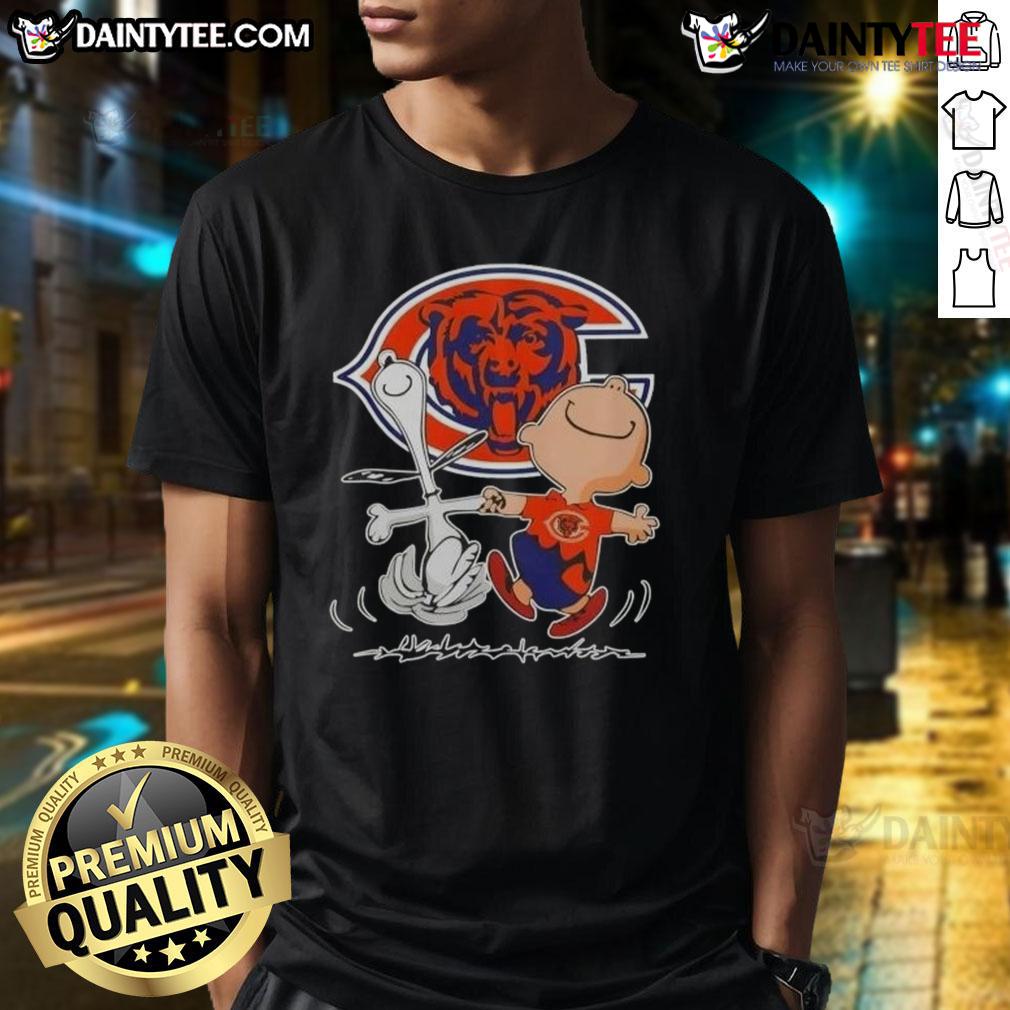 Cute Peanuts Snoopy X Charlie Brown Chicago Bears Football T Shirt Alt Text: Cute Peanuts Snoopy X Charlie Brown Chicago Bears football T-shirt featuring iconic characters in team colors.