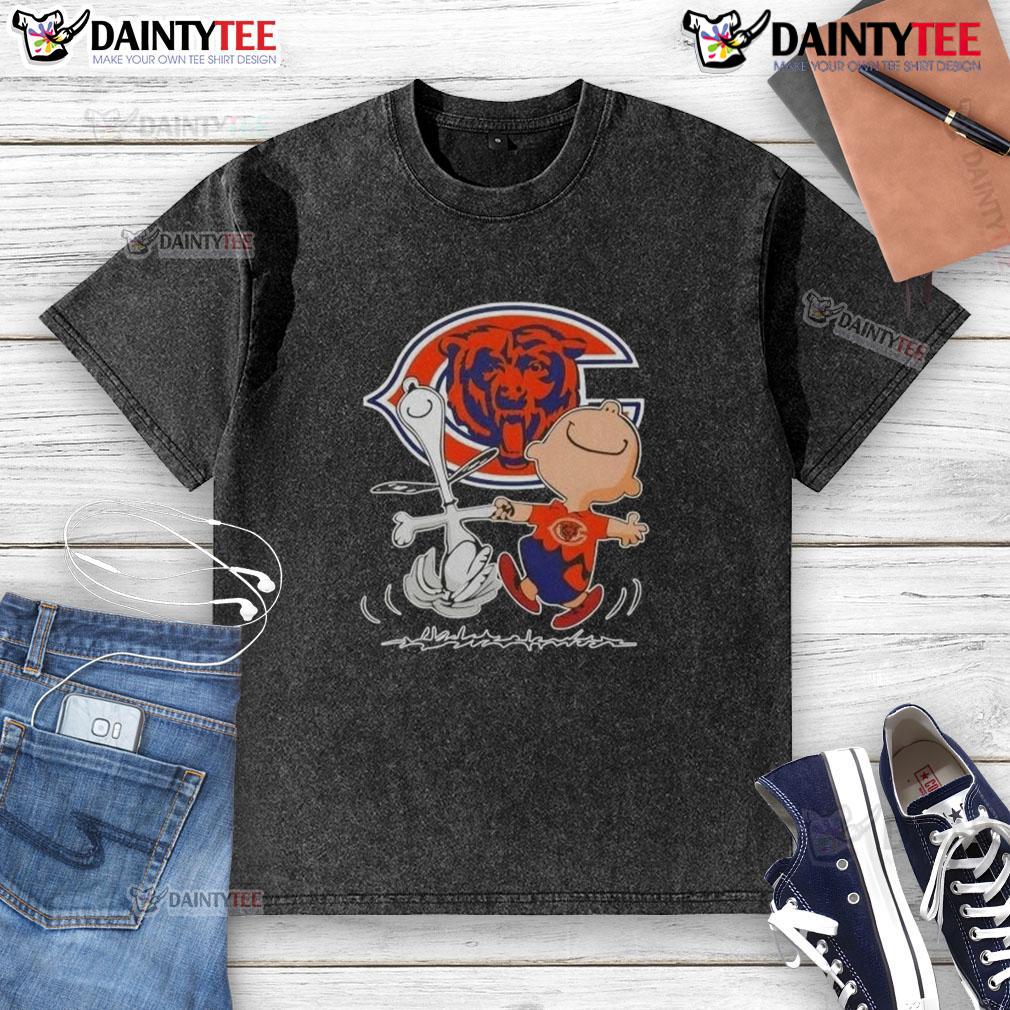 Cute Peanuts Snoopy X Charlie Brown Chicago Bears Football Washed T Shirt Alt Text: Cute Peanuts Snoopy and Charlie Brown Chicago Bears football washed t-shirt, perfect for fans and casual wear.